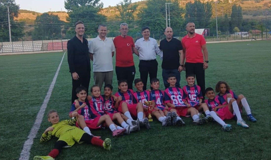 Bilecik U11 Gençler Ligi şampiyonluğunu belirlendiği maçta rakibini 5-0 yenen