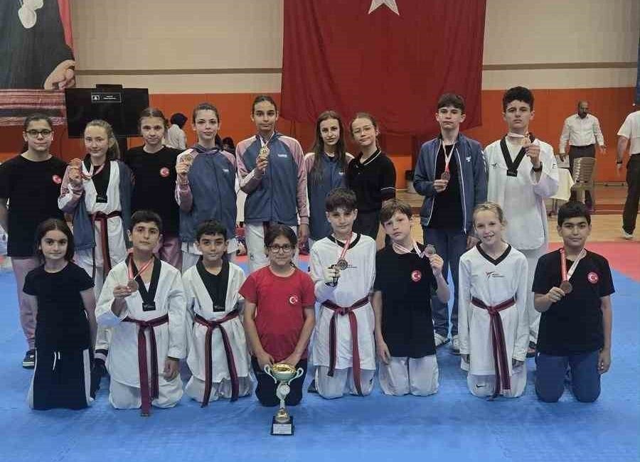 Bilecikli tekvando sporcuları Batı Karadeniz Taekwondo Turnuvası’nda 11 madalya kazandı.