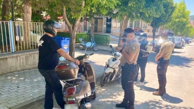 Bilecik’in Bozüyük ilçesinde 2 bin 75 motosiklet sürücüsü kontrol edildi.