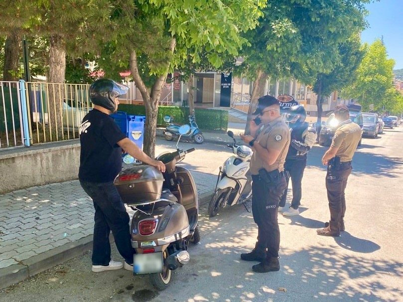 Bilecik’in Bozüyük ilçesinde 2 bin 75 motosiklet sürücüsü kontrol edildi.