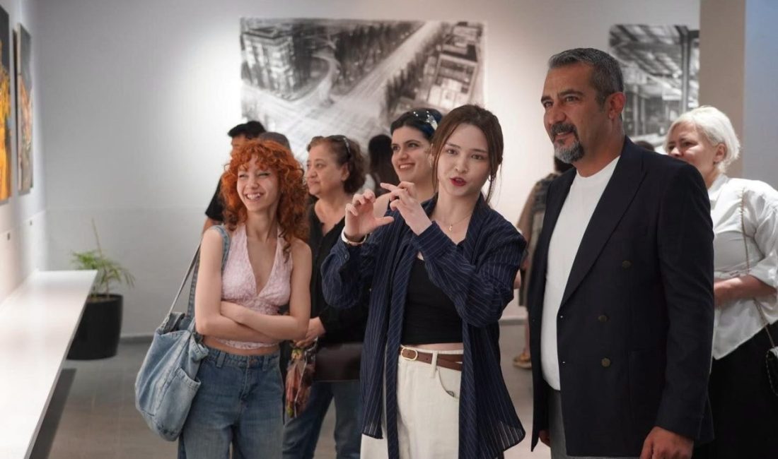 Bilecik’te açılan ’Bakış’ sergisine vatandaşlar yoğun ilgi gösterdi. Atatürk Parkı
