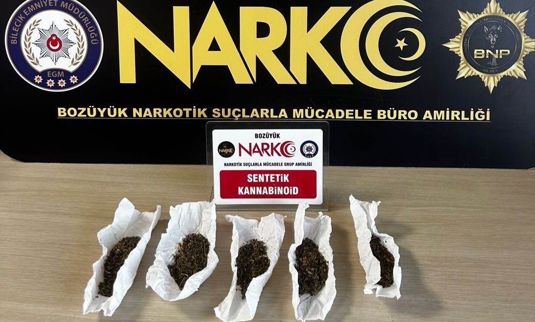 Bilecik’te gerçekleştirilen denetimler şüpheli hareketler sergileyen bir şahsın üzerinden uyuşturucu