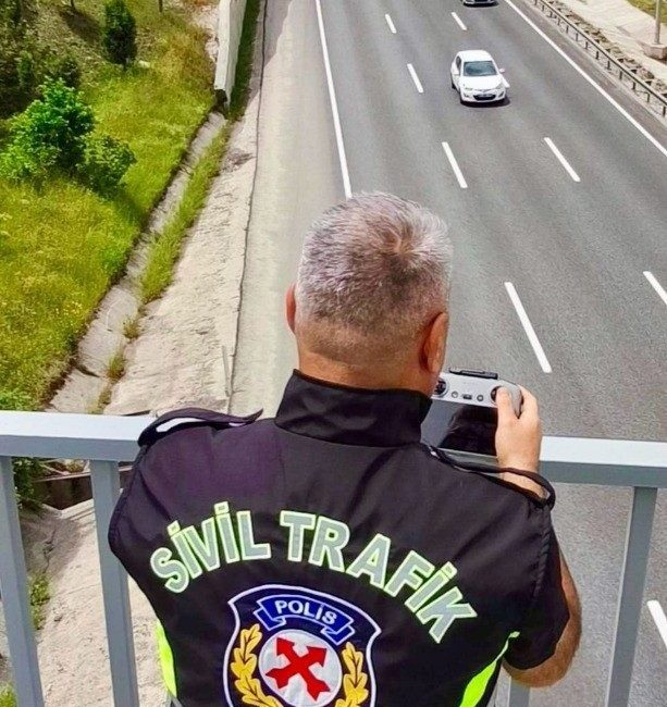 Bilecik’te drone destekli trafik denetimi Bilecik’in Bozüyük ilçesinde drone destekli trafik denetimi gerçekleştirildi. Edinilen bilgilere