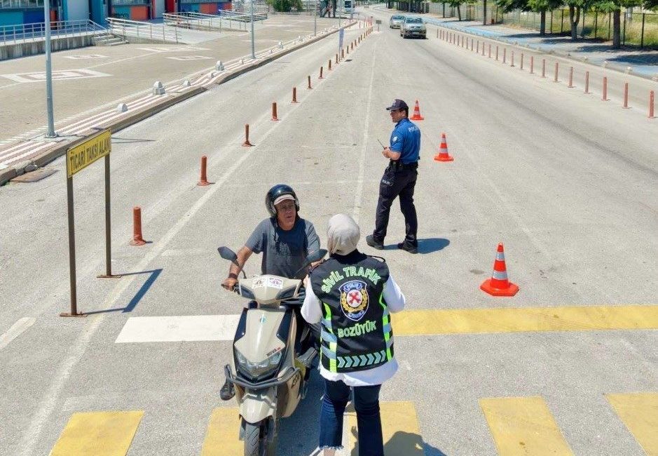 Bilecik’in Bozüyük ilçesinde drone destekli trafik denetimi gerçekleştirildi. Bozüyük İlçe