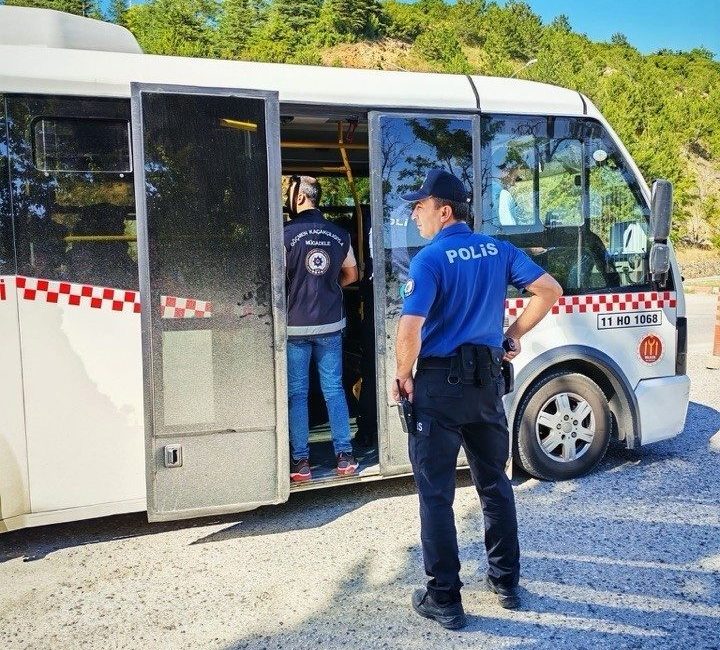 Bilecik’te düzensiz göç denetimi Bilecik’te düzensiz göçle mücadele kapsamında huzur uygulaması gerçekleştirildi. Bilecik İl