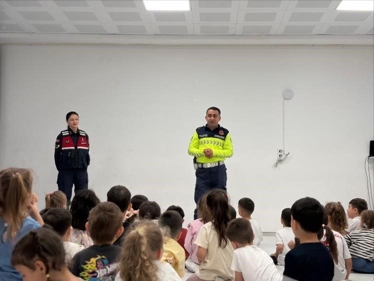 Bilecik’in Bozüyük ilçesinde öğrencilere yönelik trafik kuralları ve güvenlik konularında