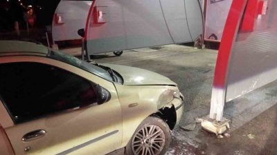 Bilecik’te otomobil sürücüsünün akaryakıt istasyonunda bulunan yıkama alanına çarpması sonucu