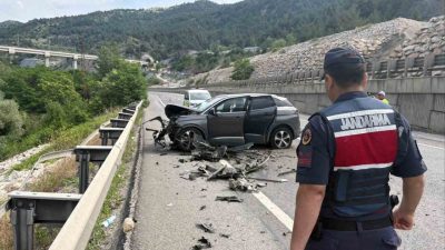 Bilecik’tye aynı istikamette seyir halindeki otomobilin tıra arkadan çarpması sonucu
