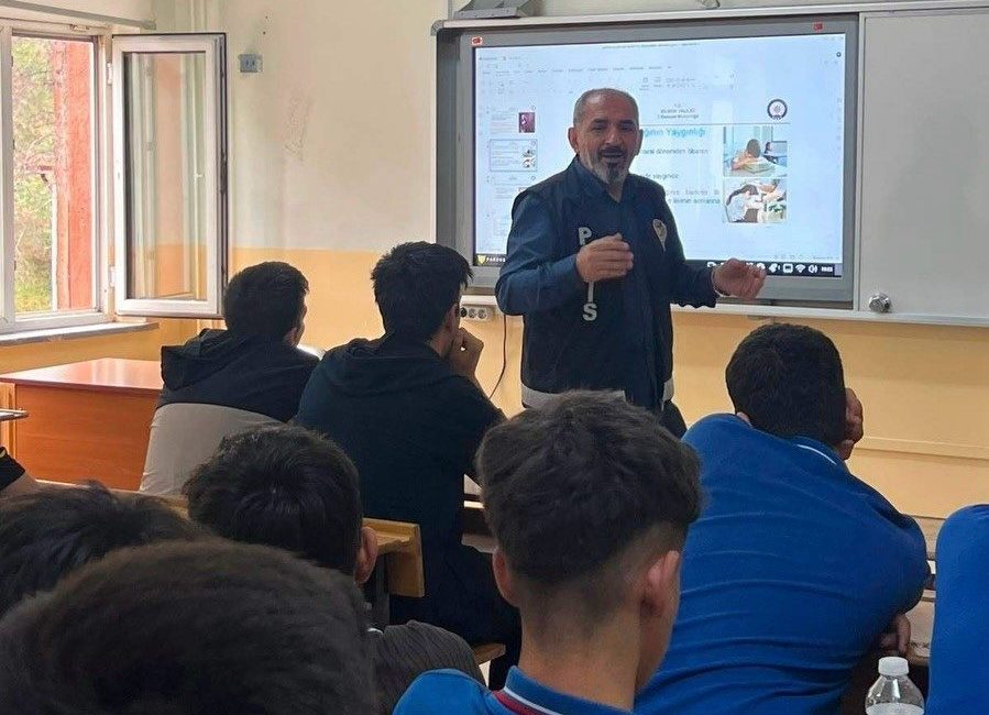 Bilecik’te sahte para uyarısı Bilecik’te vatandaşlara sahte para uyarısı yapıldı. Bilecik’in Bozüyük ilçesinde Toplum