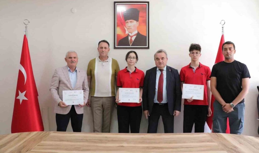 Bilecik’in Bozüyük ilçesinde Türkiye derecesi elde eden öğrencilere ödülleri verildi.