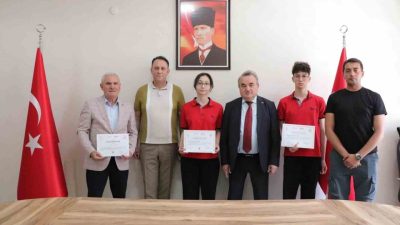Bilecik’in Bozüyük ilçesinde Türkiye derecesi elde eden öğrencilere ödülleri verildi.