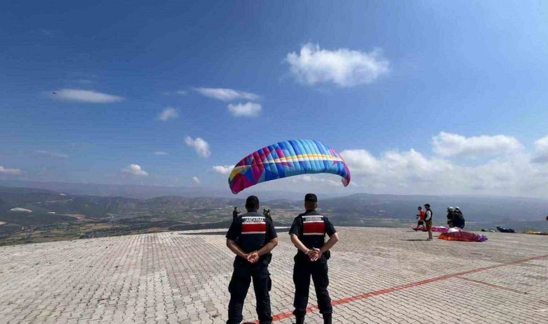 Bilecik’te yamaç paraşütü etkinliği Bilecik’te yamaç paraşütü etkinliği gerçekleştirildi. Bilecik’in Gölpazarı ilçesinde düzenlenen Uluslararası