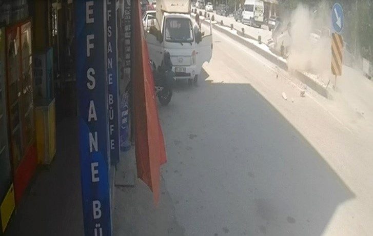 Bilecik’te otomobilin refüje çarparak devrilmesi sonucu 2 kişinin yaralandığı trafik