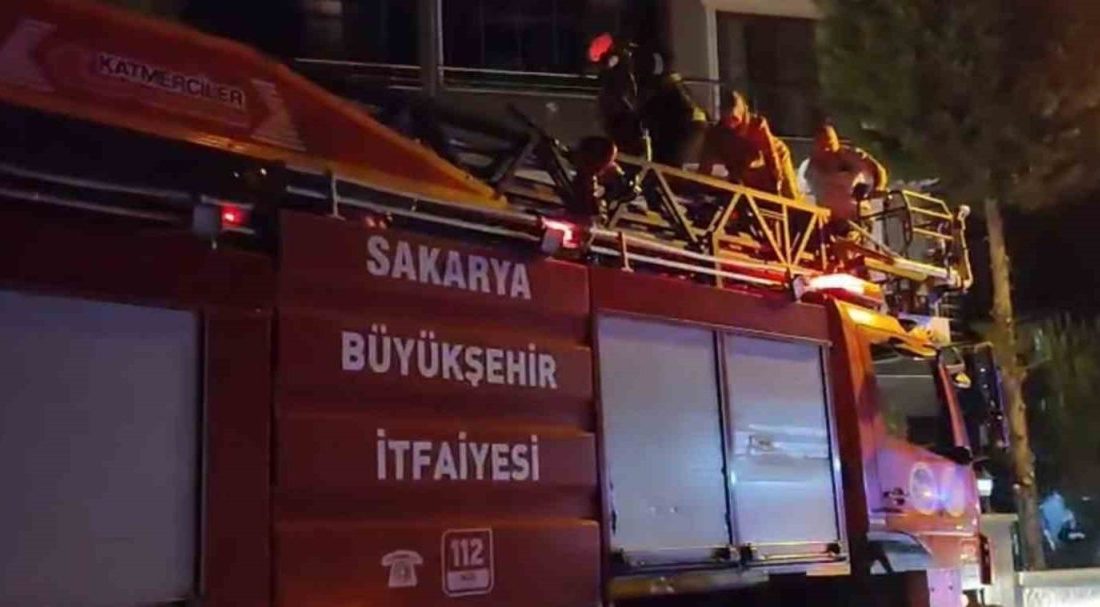 Sakarya’nın Karasu ilçesinde bir sitenin apartman boşluğunda bulunan bebek arabalarını