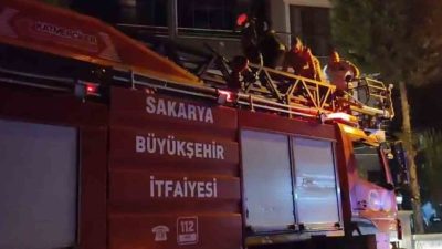 Sakarya’nın Karasu ilçesinde bir sitenin apartman boşluğunda bulunan bebek arabalarını
