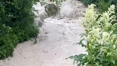 Bolu’nun Mudurnu ilçesinde etkili olan şiddetli sağanak yağış sonrası derelerin