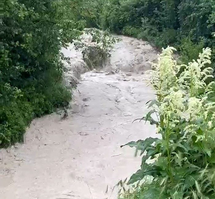 Bolu’nun Mudurnu ilçesinde etkili olan şiddetli sağanak yağış sonrası derelerin