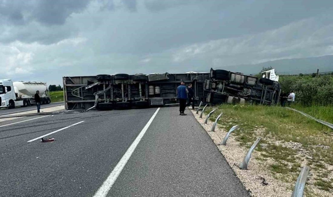 Bolu’da kontrolden çıkarak devrilen tırın sürücüsü yaralandı. Kaza, Gerede-Karabük kara