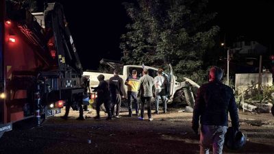 Bolu’da D-100 kara yolunda pikabın hafriyat tırına çarptığı kazada ağır