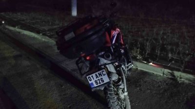 Bolu’da sürücüsünün direksiyon hakimiyetini kaybettiği motosikletin kaldırım taşına çarpıp metrelerce