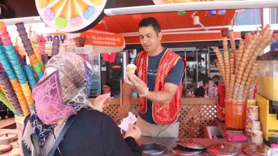 Bolu’da hava sıcaklıklarının aniden yükselmesiyle sıcak havadan bunalan vatandaşlar, dondurmacılara