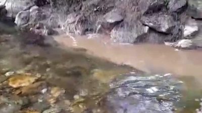 Bolu’da kanalizasyon sularının dereye karışmasına vatandaşlar tepki gösterdi. İddiaya göre,