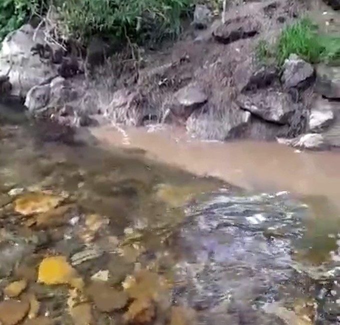 Bolu’da kanalizasyon sularının dereye karışmasına vatandaşlar tepki gösterdi. İddiaya göre,