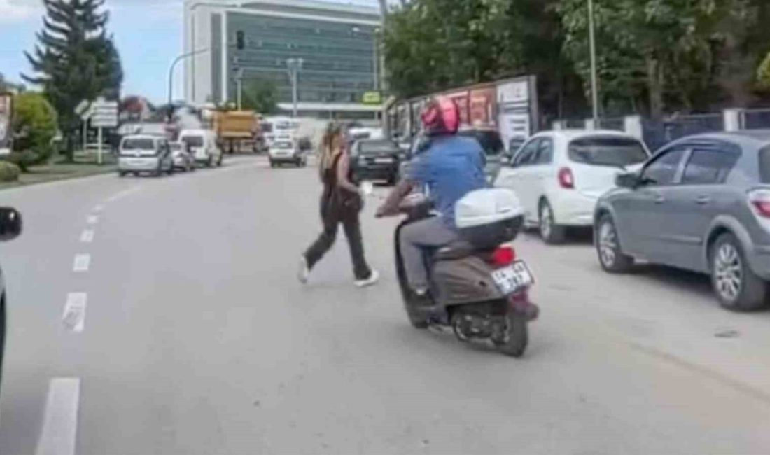 Bolu’da bir motosiklet sürücüsü, yolun karşısına geçmek isteyen yayaya çarpmaktan
