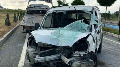Bolu’da Güney Çevre Yolu üzerinde direksiyon hakimiyeti kaybedilerek devrilen hafif