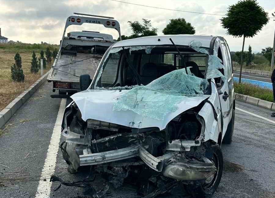 Bolu’da Güney Çevre Yolu üzerinde direksiyon hakimiyeti kaybedilerek devrilen hafif