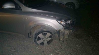Bolu’nun Mudurnu ilçesinde, kavşaktaki yön levhasına çarptıktan sonra olay yerinden