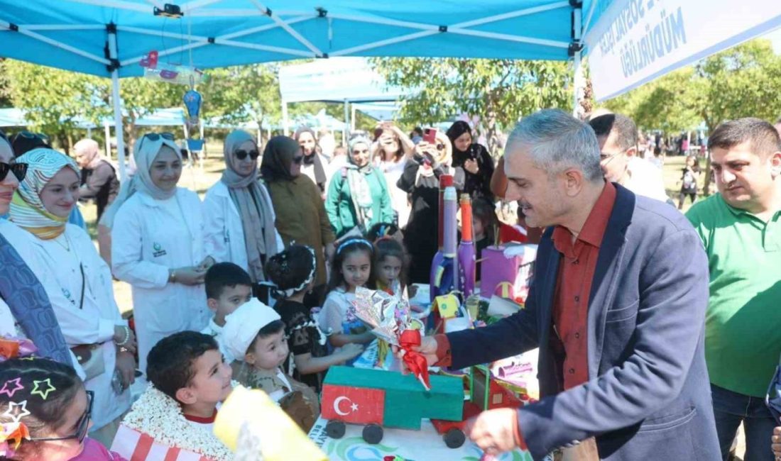 Çayırova’da düzenlenen çevre şenliğinde çocuklar ve aileleri geri dönüşüm atölyeleri,