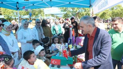 Çayırova’da düzenlenen çevre şenliğinde çocuklar ve aileleri geri dönüşüm atölyeleri,