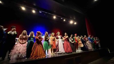 Çayırova’da tiyatro kurslarında eğitim alan gençler tarafından sahnelenen, sevgi ve