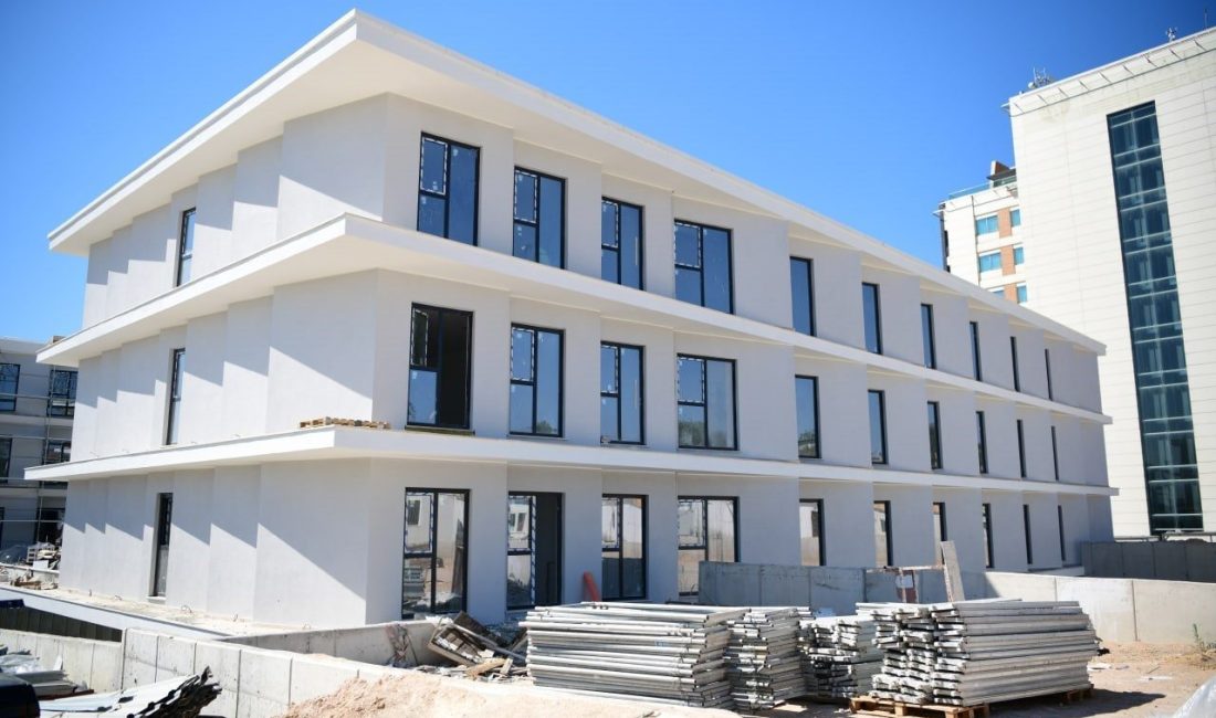 Çayırova’da spor lisesi kompleksi yükseliyor Çayırova’da 21 bin metrekarelik alanda inşası sürdürülen Spor Lisesi projesinde