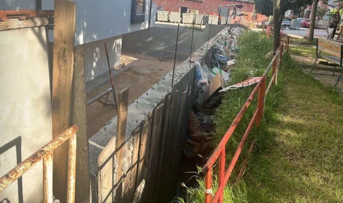 Bilecik’te bir çocuk parkının yanına yapılan inşaatla park arasında kalan