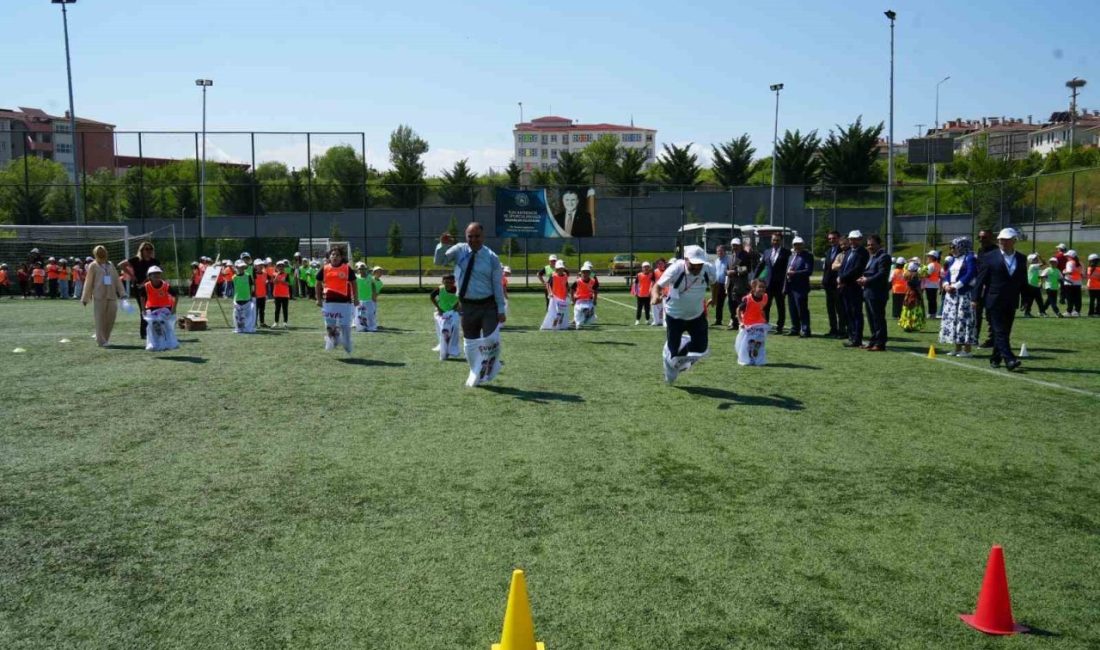 Kastamonu’da düzenlenen şenlikte, çocukluklar, öğretmenler ve veliler birlikte doyasıya eğlendi.