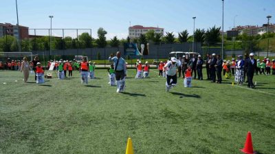 Kastamonu’da düzenlenen şenlikte, çocukluklar, öğretmenler ve veliler birlikte doyasıya eğlendi.