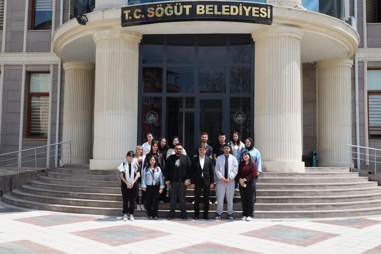 Çöp konteyneri akımına katılan öğrenciler Başkan Durgut’la buluştu Bilecik’in Söğüt ilçesinde Sosyal Güvenlik Farkındalık Kulübü üyesi öğrenciler, Belediye