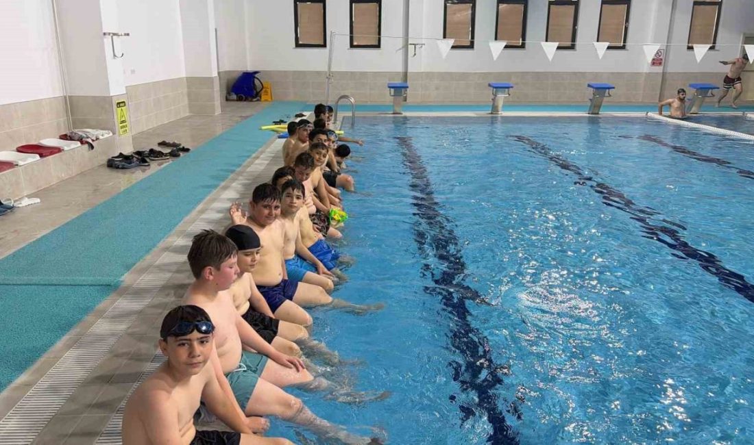 Çorum’un Kargı ilçesinden gelen öğrenciler Tosya ilçesindeki yüzme havuzunda serinledi.
