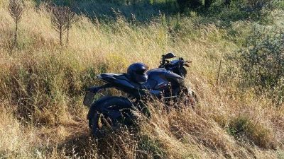Bilecik’te direksiyon hakimiyetini kaybeden motosiklet sürücüsünün tarlaya savrulması sonucu meydana