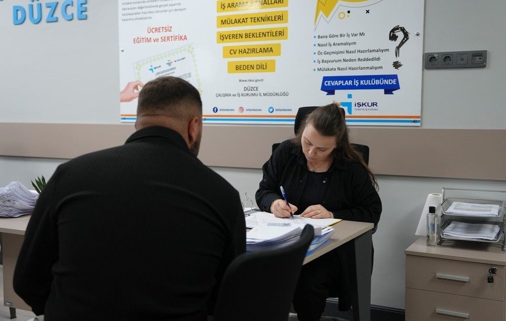 Düzce iş kulübü istihdama katkı sağlamaya devam ediyor Düzce İş Kulübü, iş arayanlar ve işverenler arasında köprü vazifesi