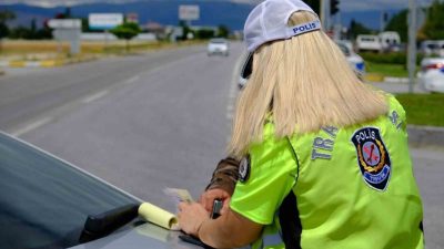 DÜZCE(İHA) – Düzce’de trafik denetimi yapan polis ve jandarma ekipleri