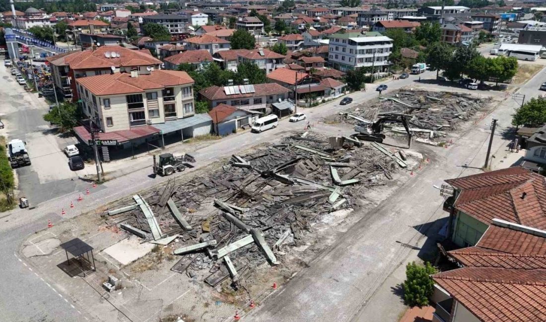 Düzce’de riskli yapılar temizliyor Düzce Belediyesi, kentte risk oluşturan ve kullanım ömrünü tamamlayan yapıların