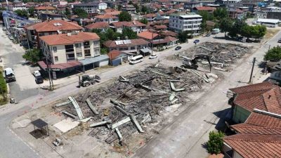 Düzce Belediyesi, kentte risk oluşturan ve kullanım ömrünü tamamlayan yapıların