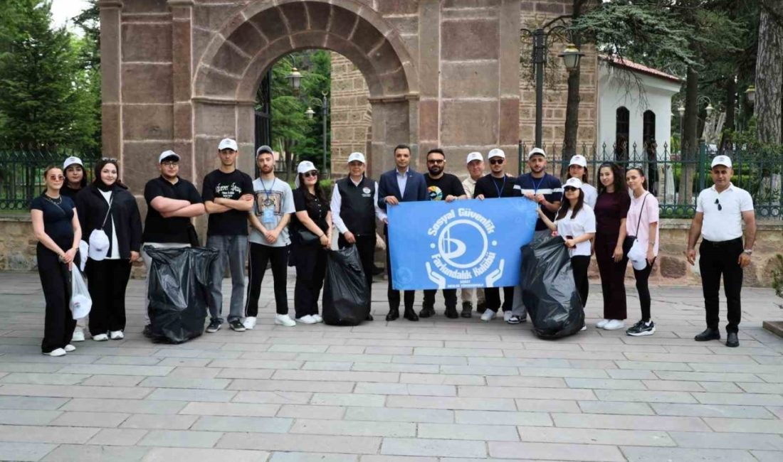 Bilecik’in Söğüt ilçesindeki Ertuğrul Gazi Türbesi çevresinde poşet poşet çöp