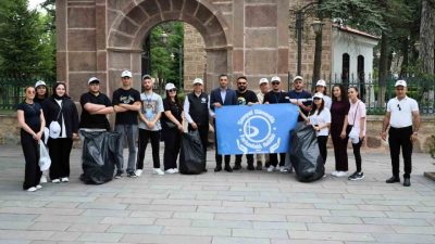 Bilecik’in Söğüt ilçesindeki Ertuğrul Gazi Türbesi çevresinde poşet poşet çöp