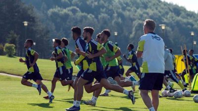 Fenerbahçe, yeni sezon hazırlıklarını Topuk Yaylası Tesisleri’nde yaptığı günün ikinci