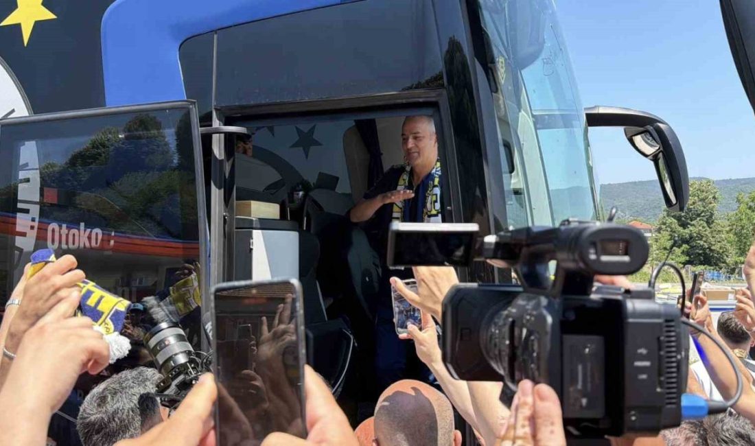 Fenerbahçe’ye Düzce’de coşkulu karşılama Yeni sezon hazırlıkları kapsamında Düzce’ye gelen Fenerbahçe kafilesi, Kaynaşlı’da Düzce