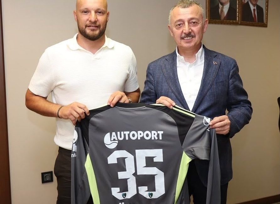 Formasını Büyükakın’a hediye etti, helallik istedi Kocaelispor’da sözleşmesi sona eren ve takımdan ayrılan Kaptan Gökhan Değirmenci,